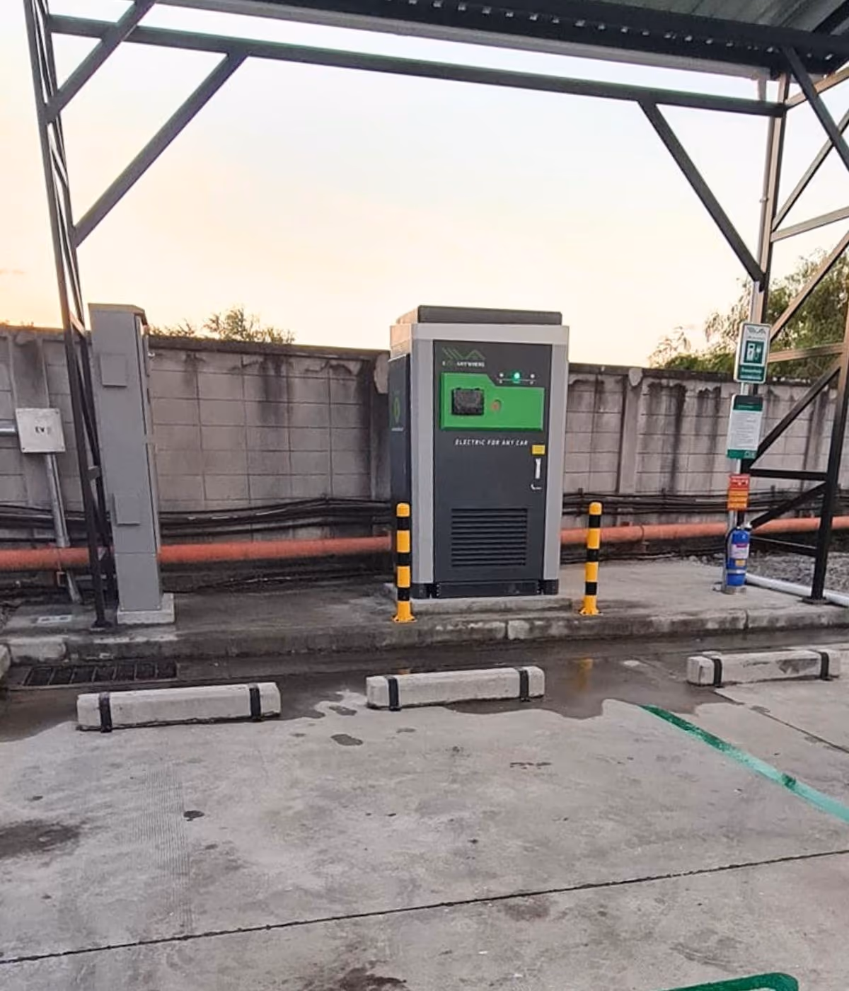 ภาพการติดตั้งตู้ EV CHARGER พร้อมหัวชาร์จ ศูนย์กระจายสินค้า จังหวะฉาเชิงเทรา